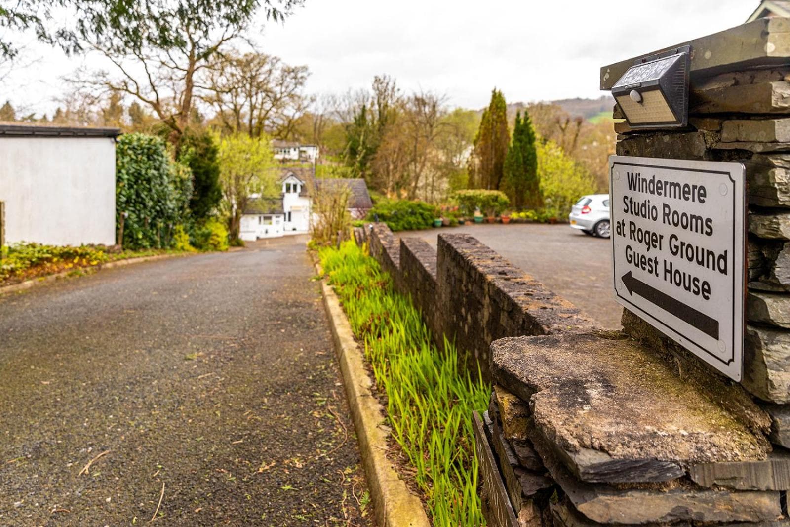 Roger Ground Guest House - with Onsite Car Parking