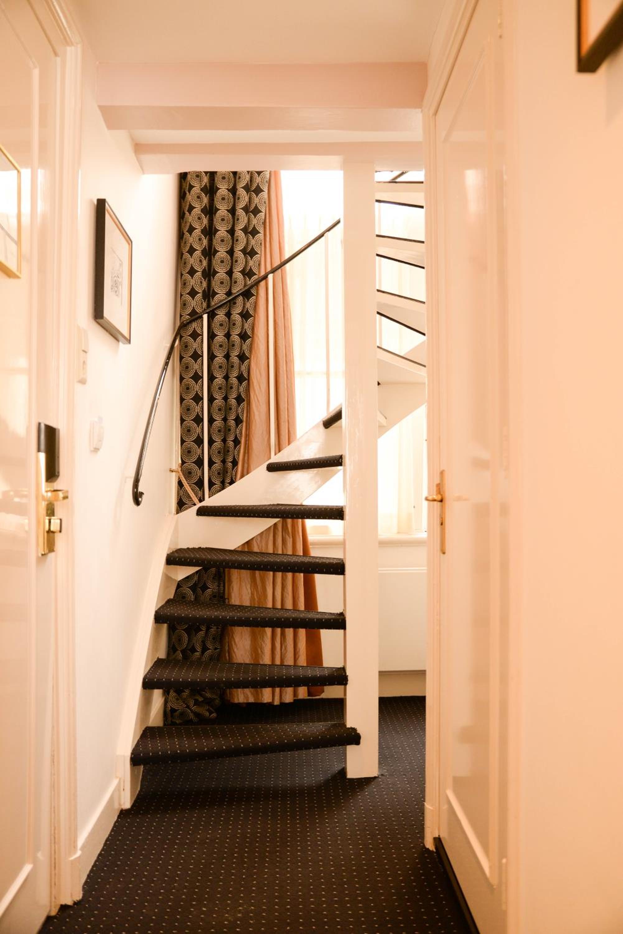 Ambassade Hotel