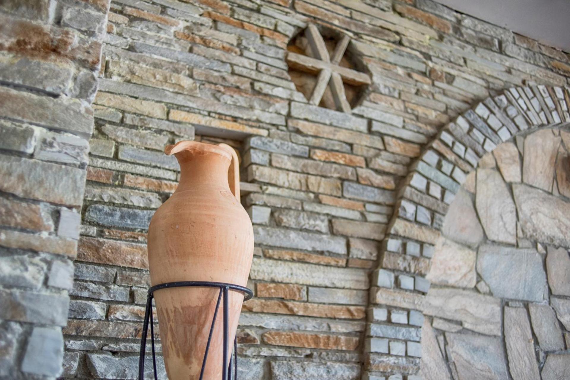 Cavos Bay Hotel & Studios