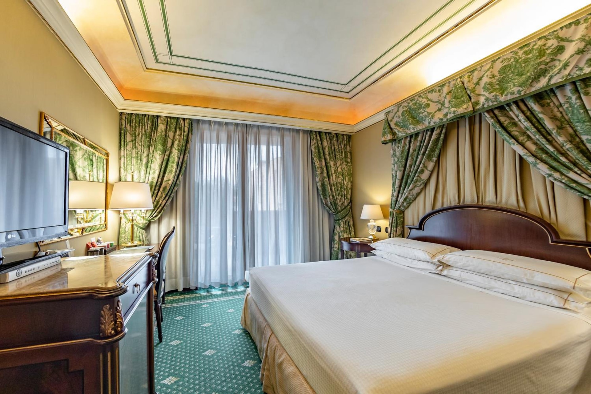 River Chateau Hotel