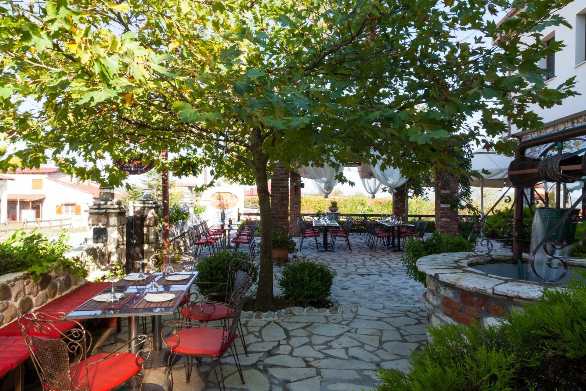 Aiolides Hotel