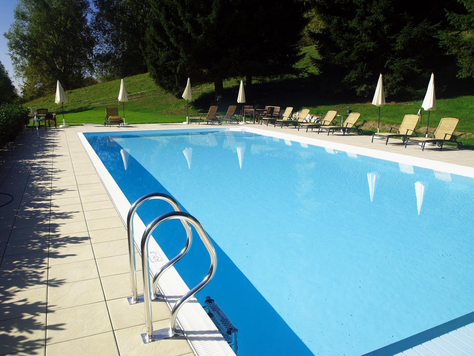 Romantik Hotel Die Gersberg Alm mit Panoramablick auf Salzburg und Outdoor Pool ab Mai