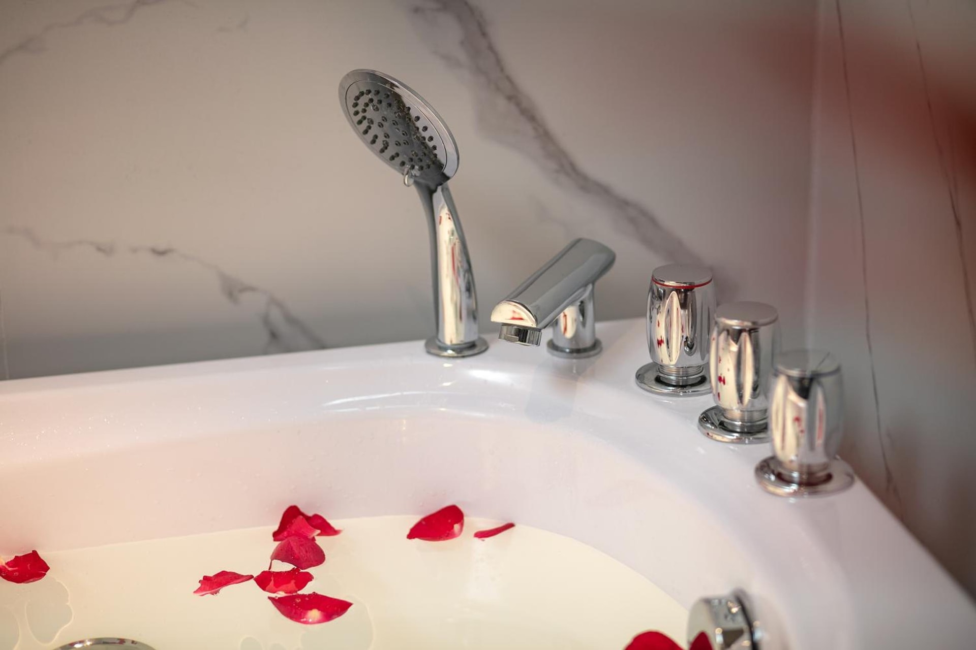 Shining Central Hotel & Spa