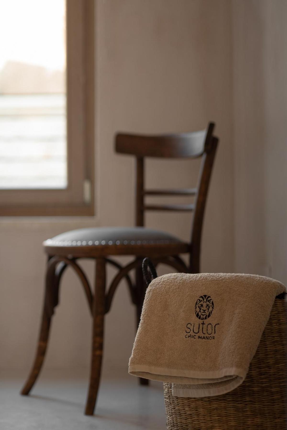 Sutor Chic Manor