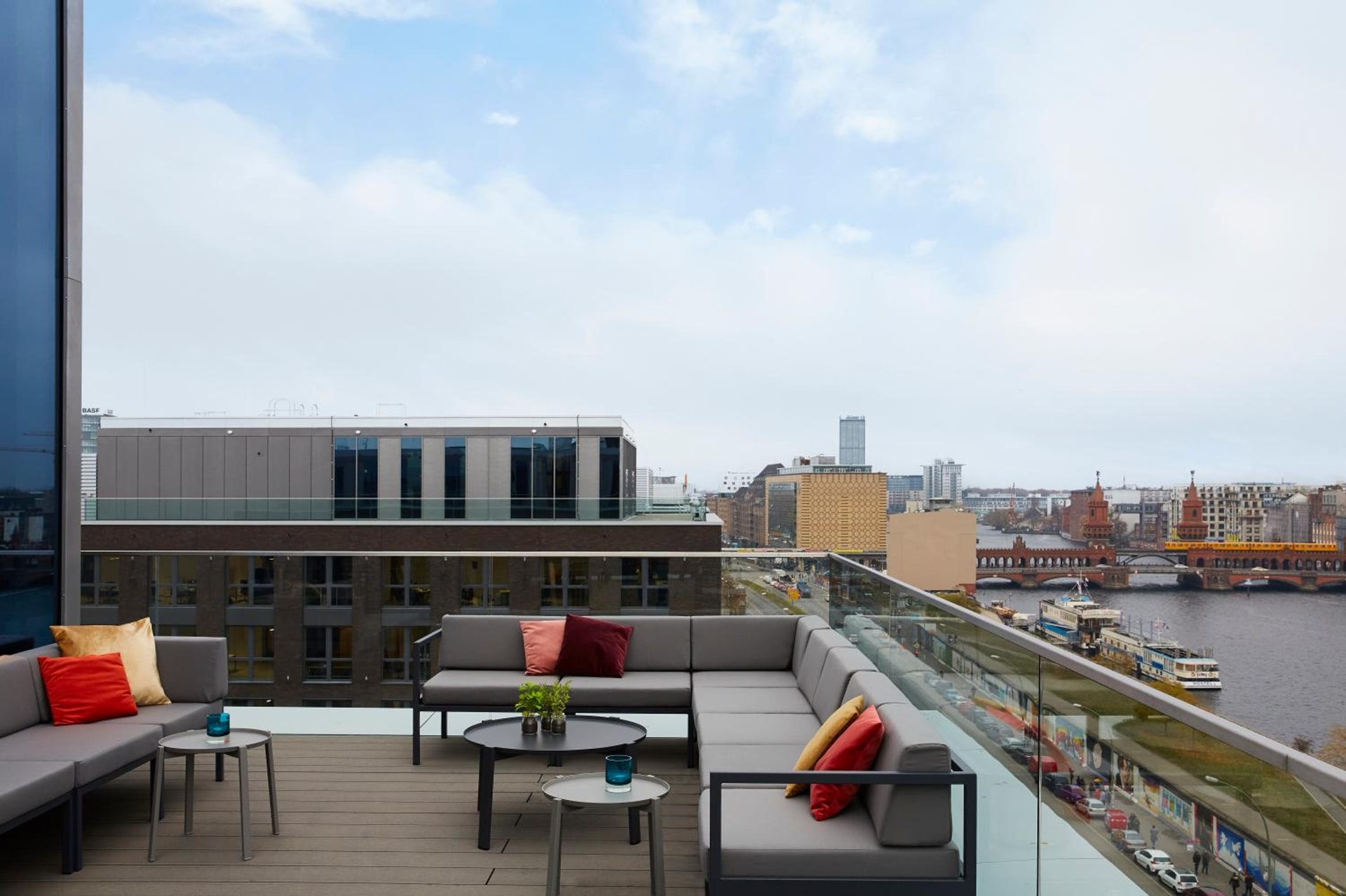 Hotel Indigo Berlin - East Side Gallery by IHG