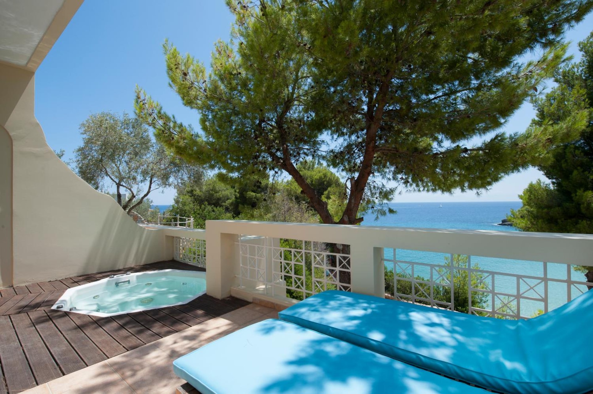 Alonissos Beach Bungalows And Suites Hotel