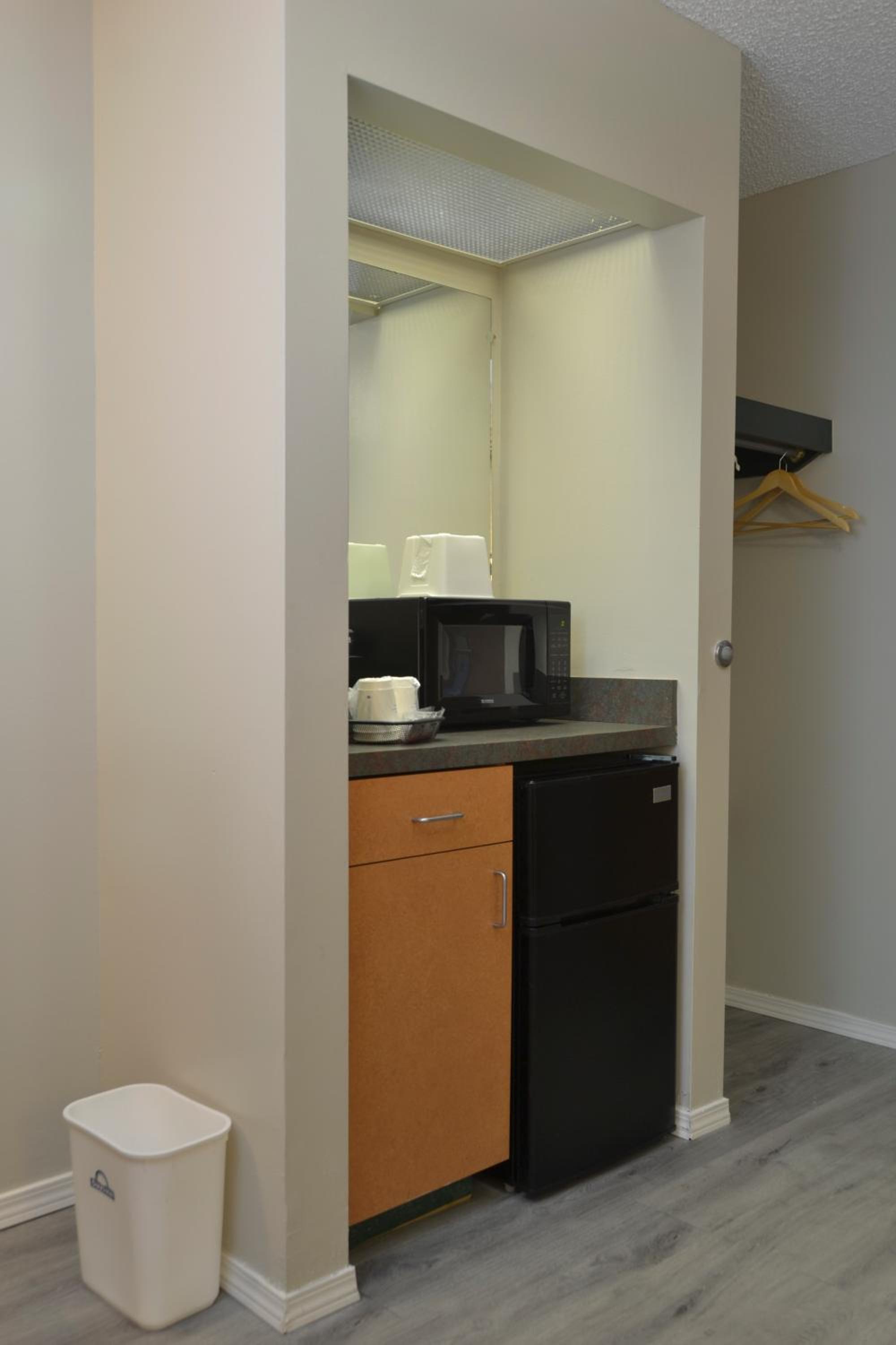 Days Inn & Suites by Wyndham Airport Albuquerque