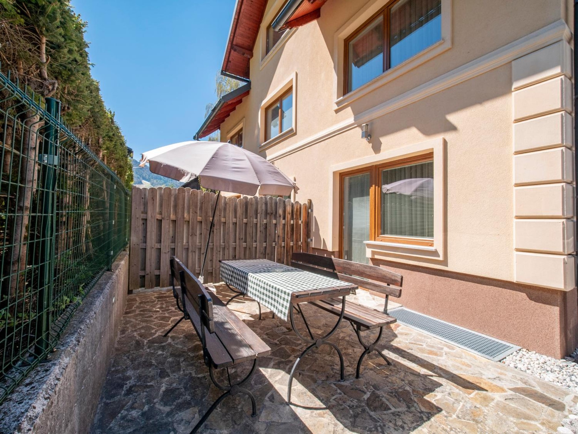 Berghi Hotel and Apartments