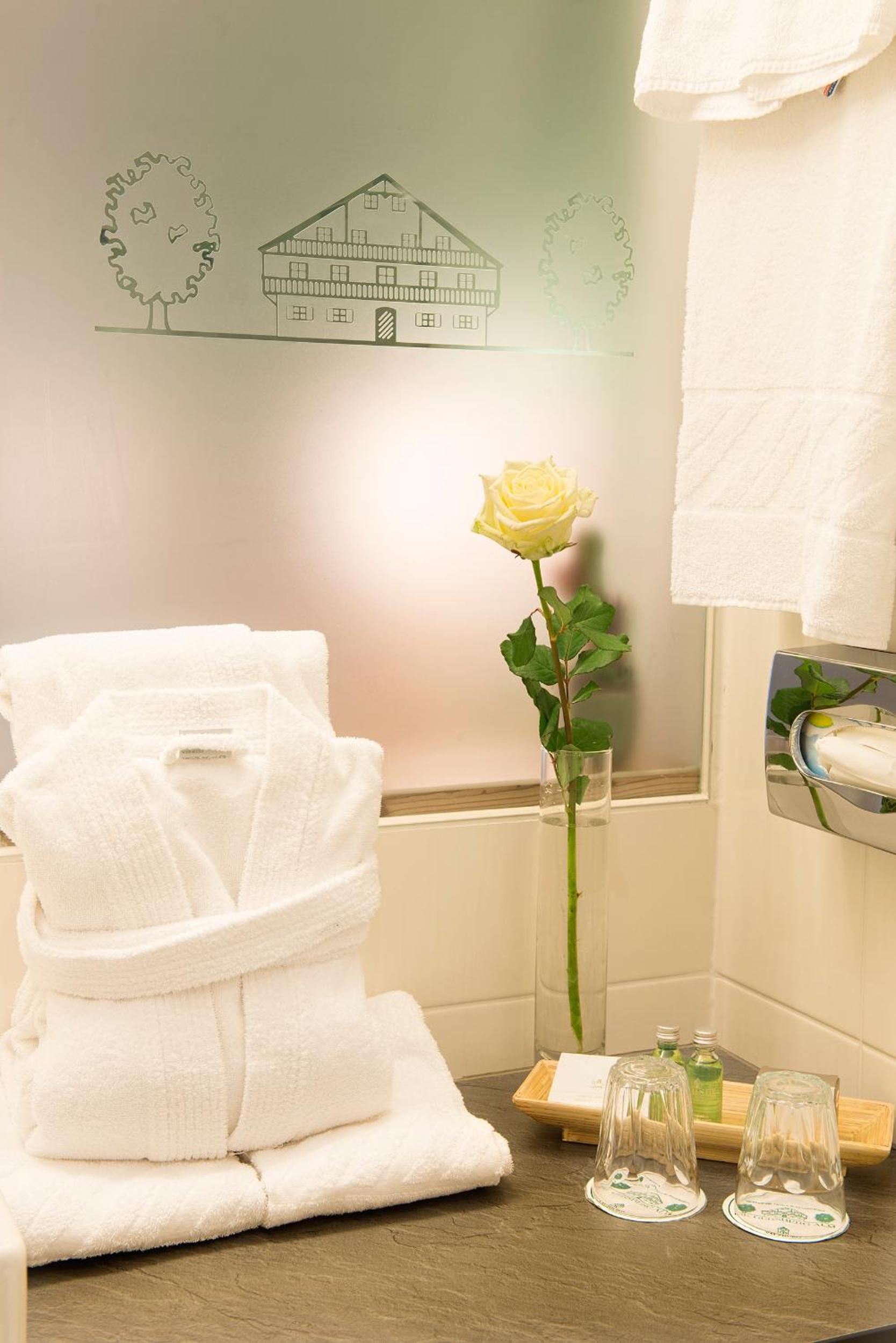 Romantik Hotel Die Gersberg Alm mit Panoramablick auf Salzburg und Outdoor Pool ab Mai