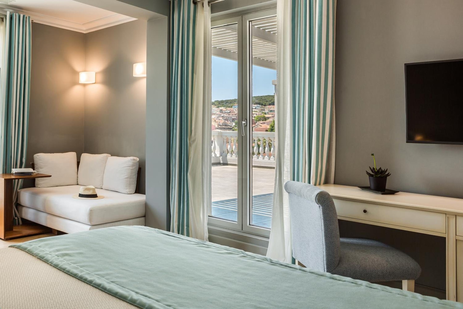 Aenos Hotel