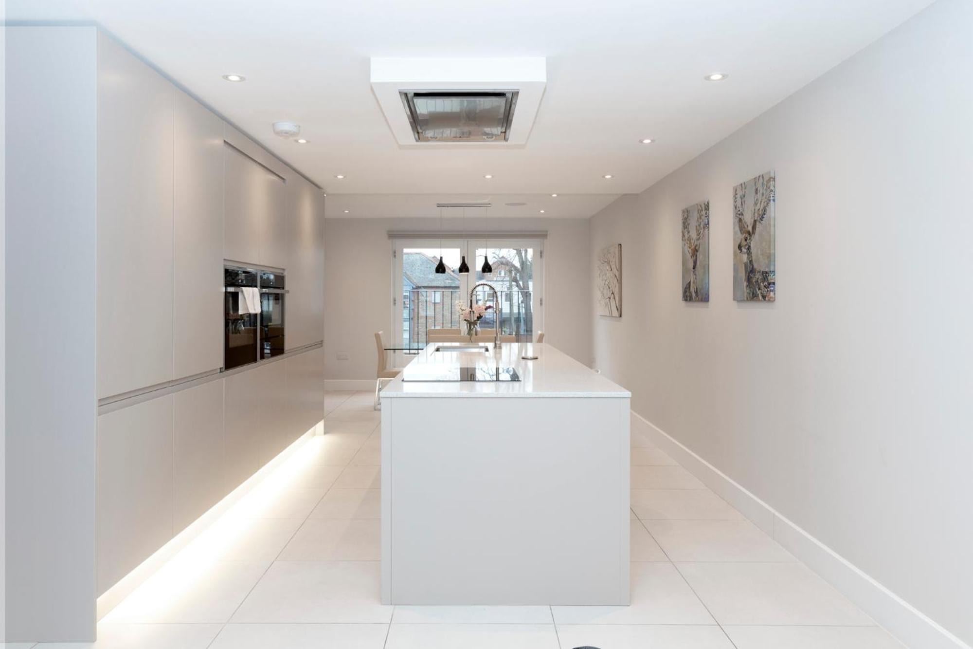 Stunning Central Windsor Town House With Parking