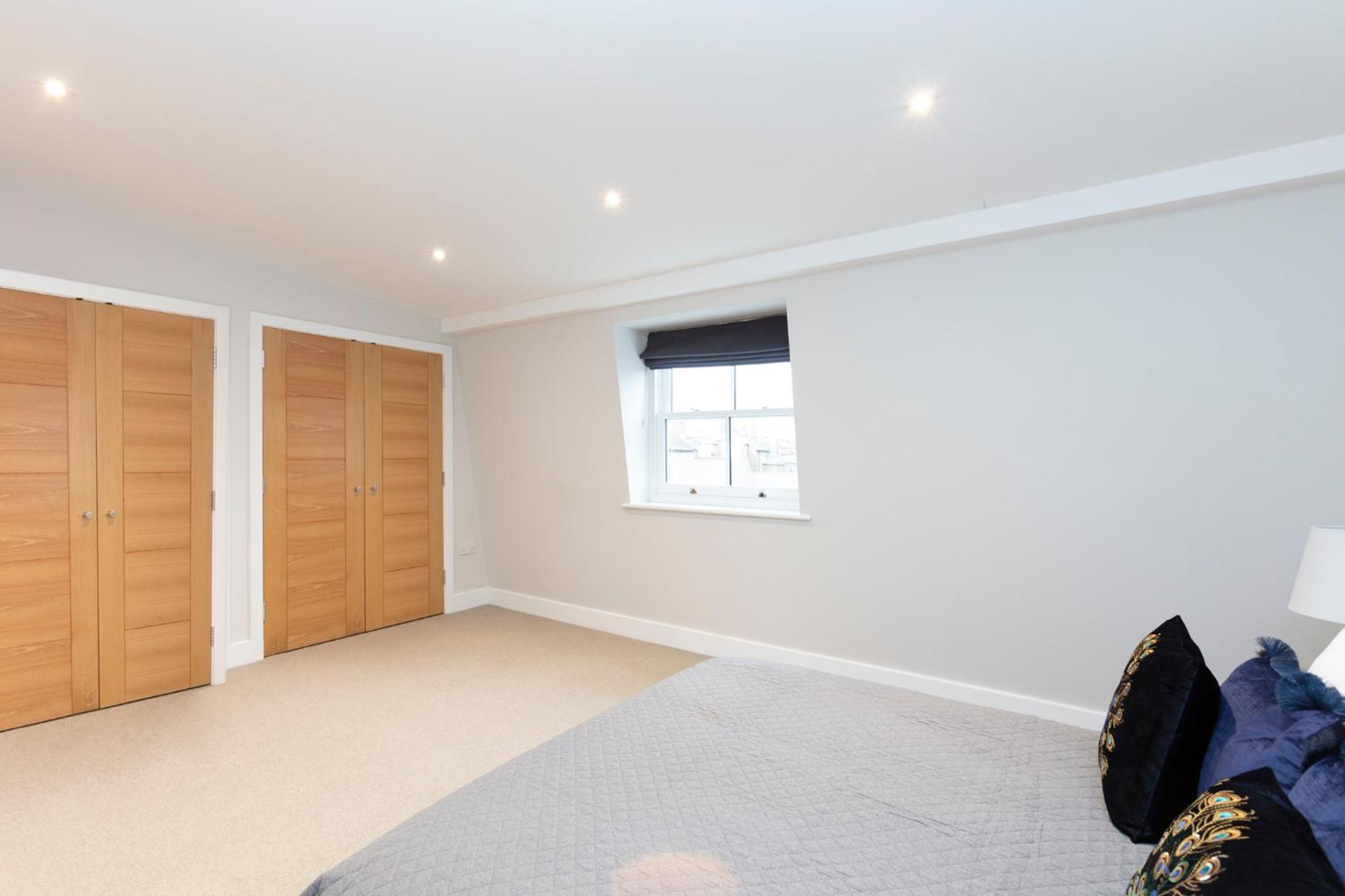 Stunning Central Windsor Town House With Parking