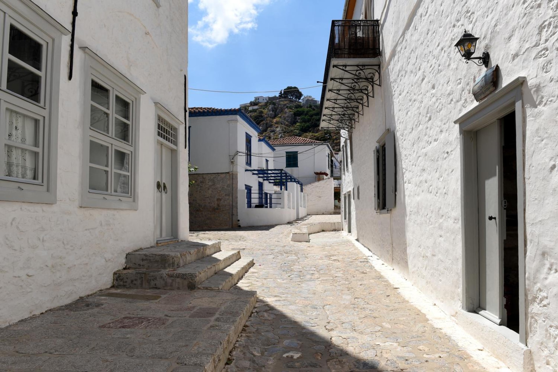 Keresbino Hydra Manor House