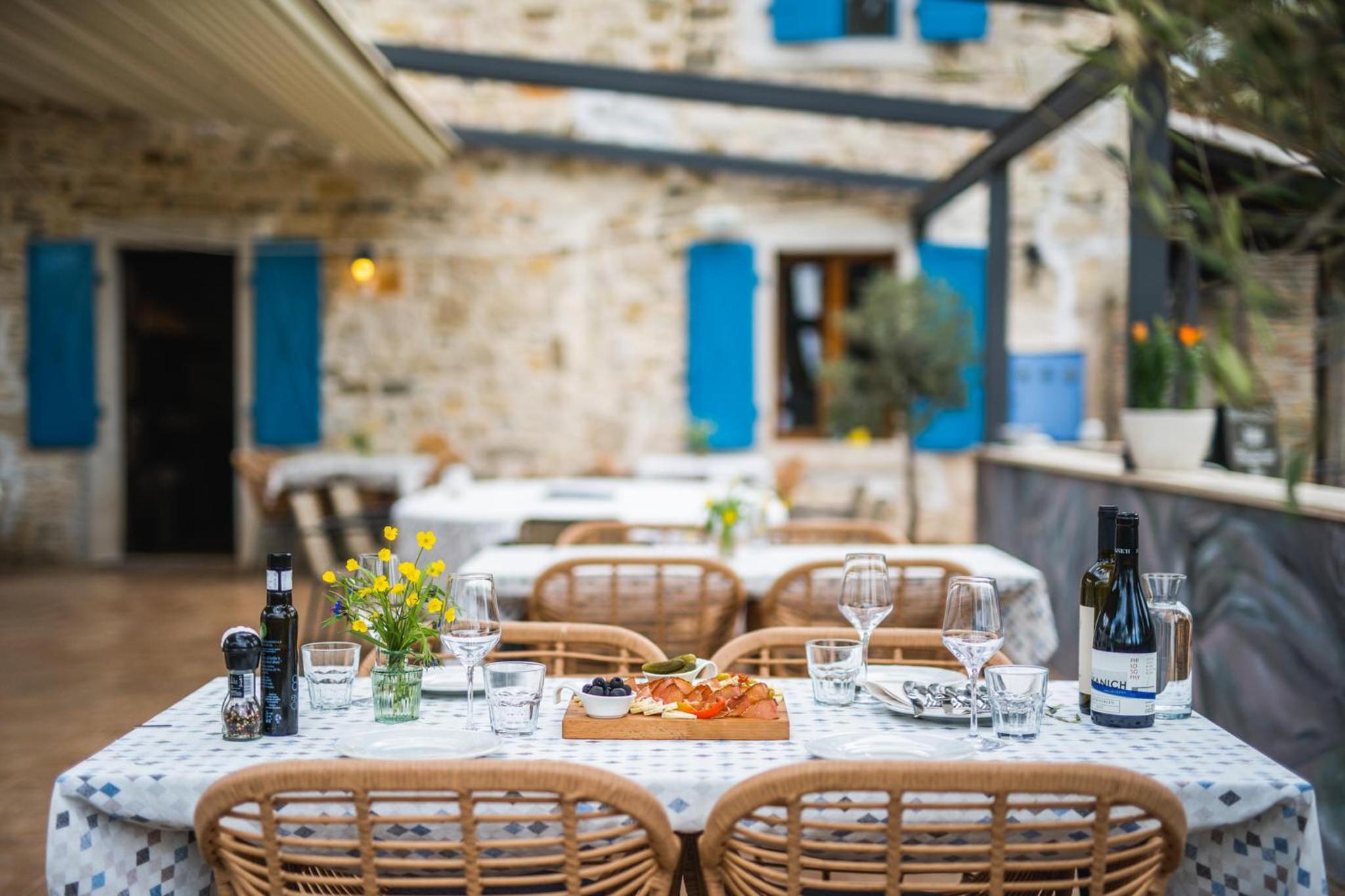 Ponte Porton Dining & lodging