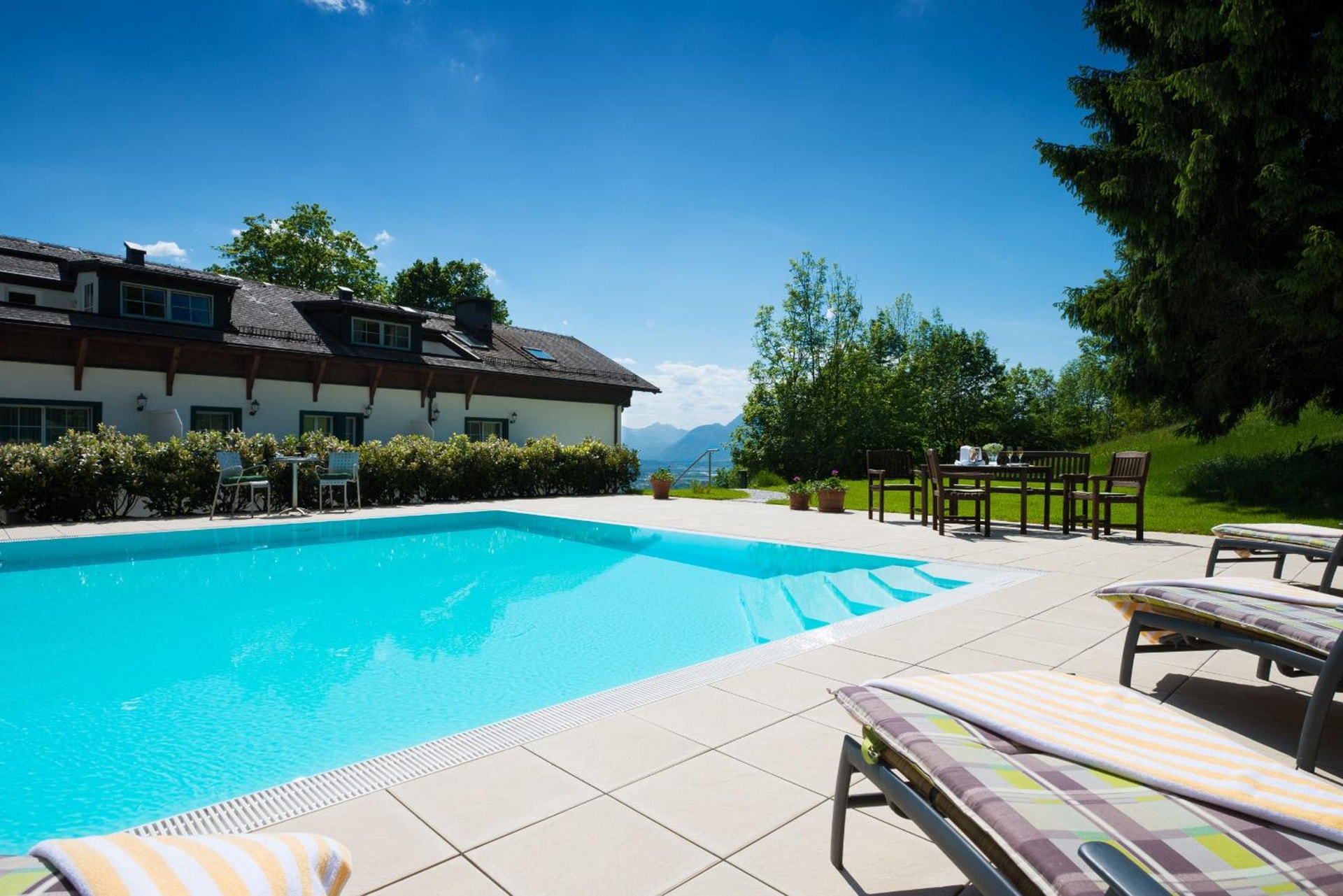Romantik Hotel Die Gersberg Alm mit Panoramablick auf Salzburg und Outdoor Pool ab Mai