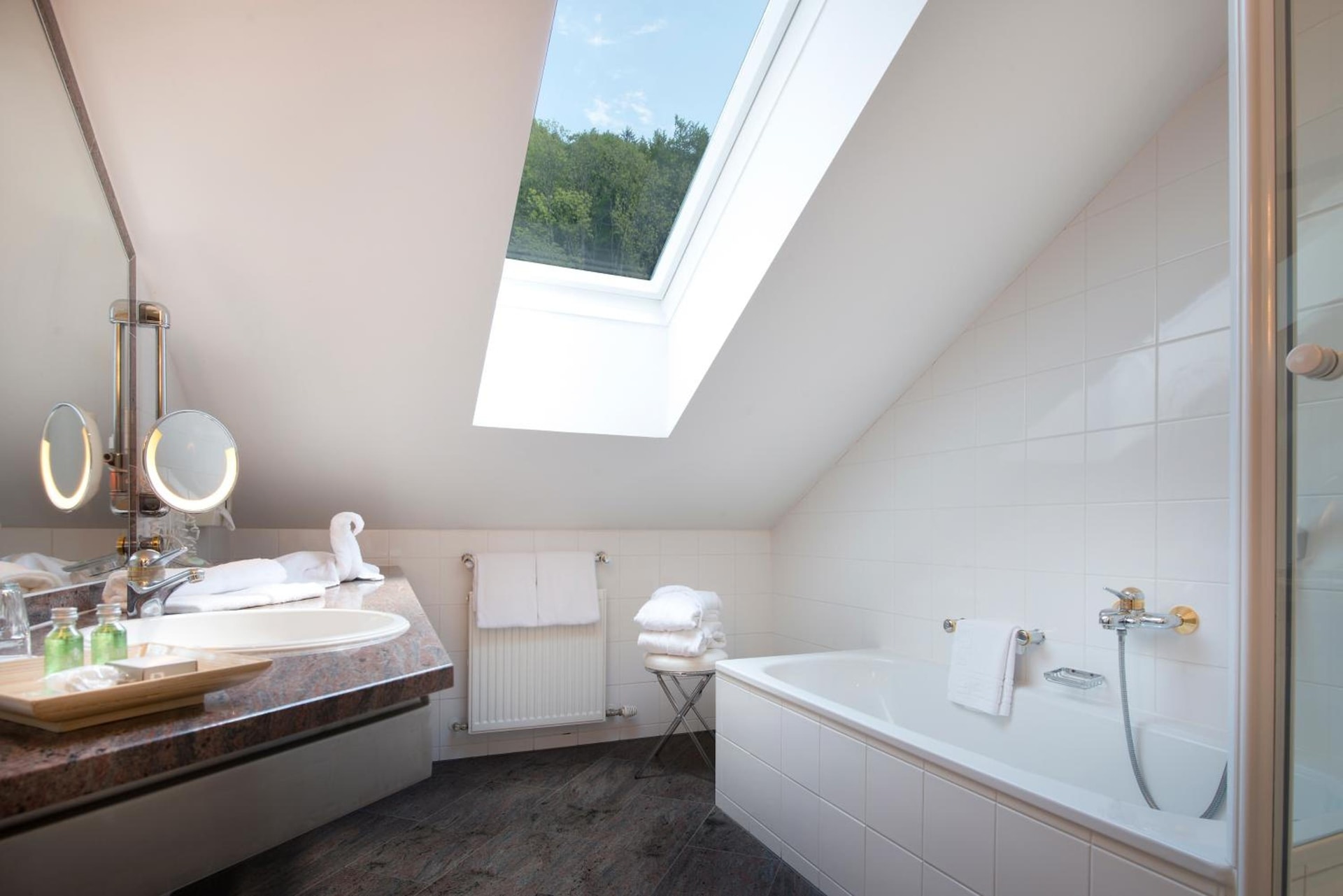 Romantik Hotel Die Gersberg Alm mit Panoramablick auf Salzburg und Outdoor Pool ab Mai