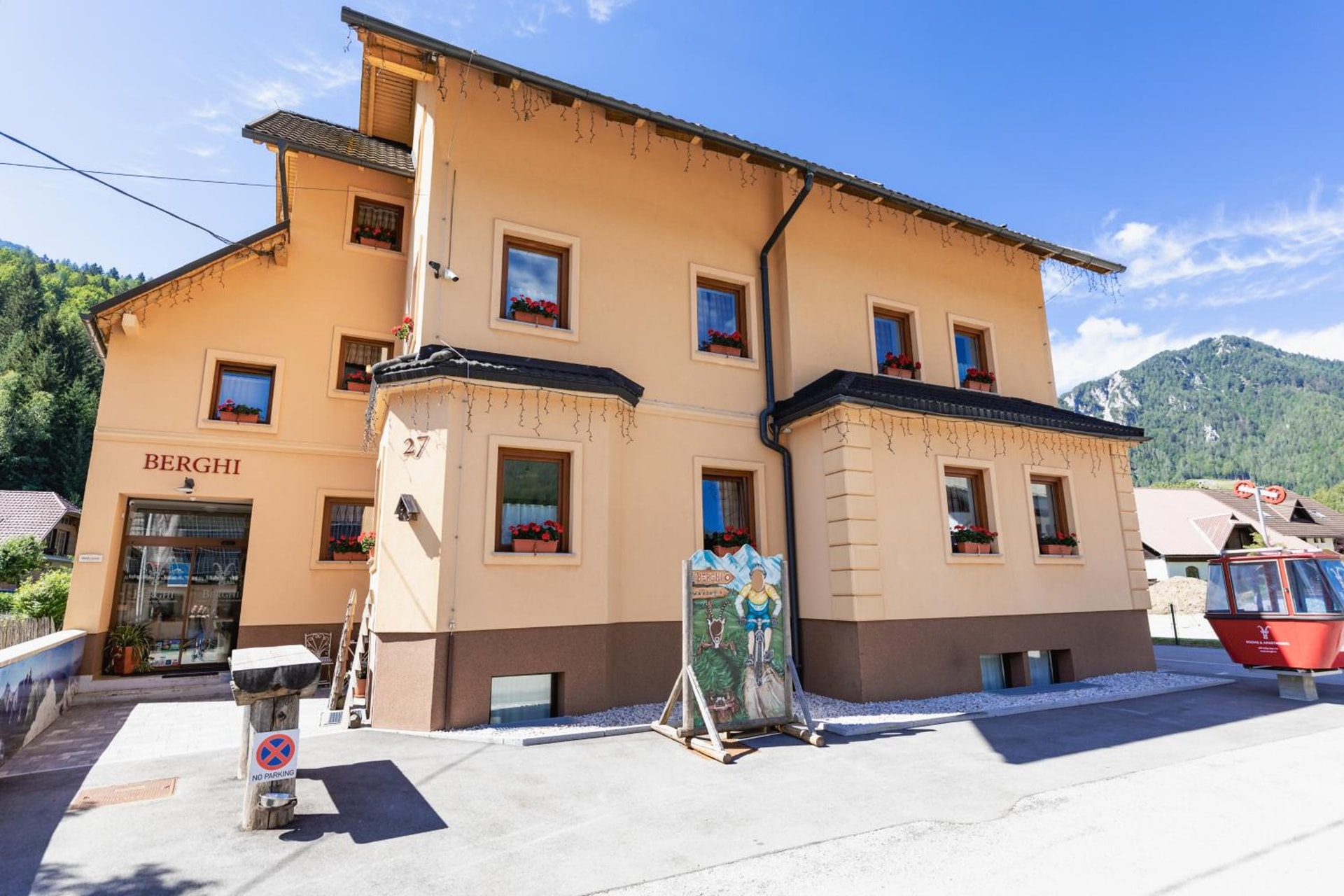 Berghi Hotel and Apartments