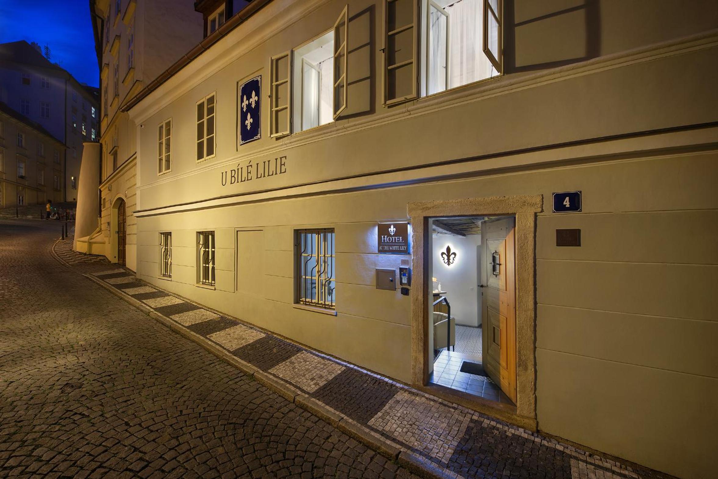 Hotel At the White Lily