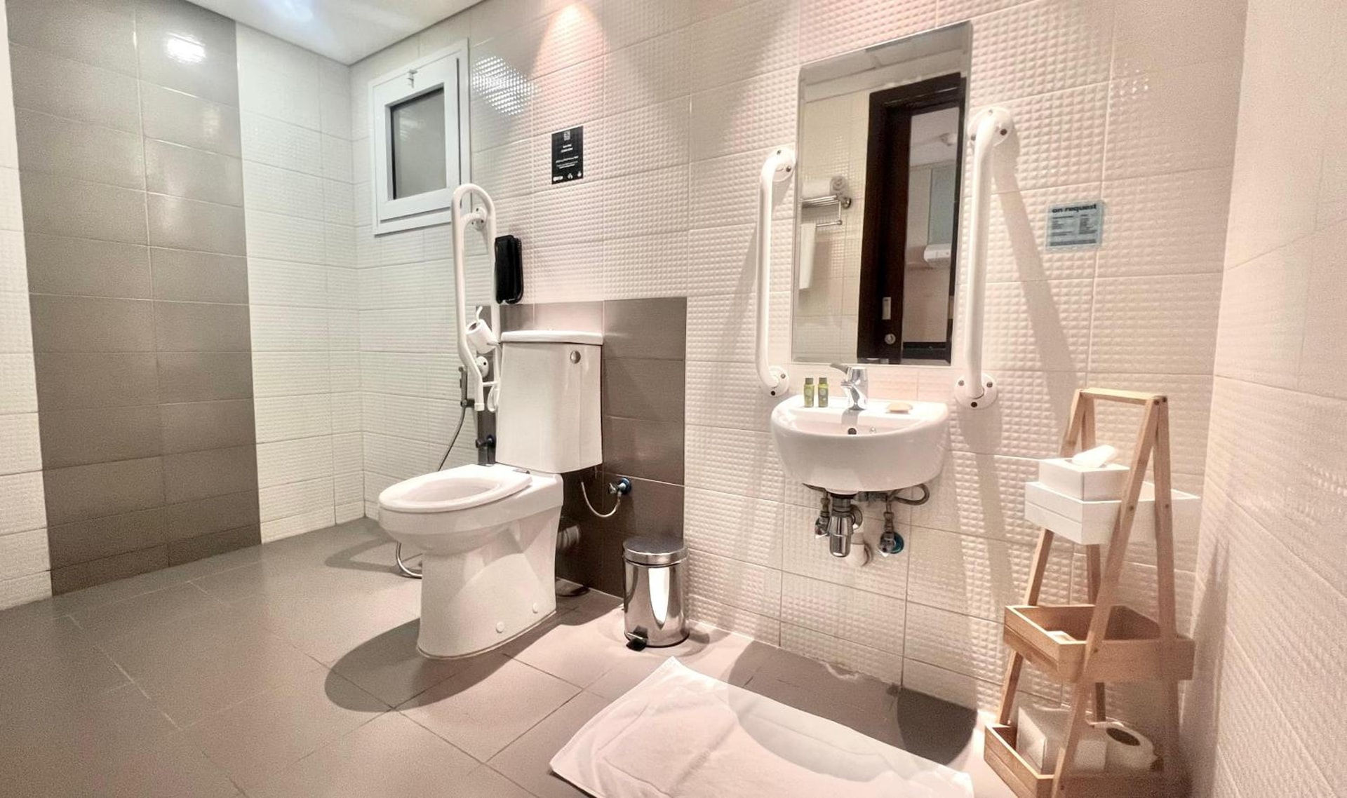 Leva Hotel and Suites, Opposite Downtown