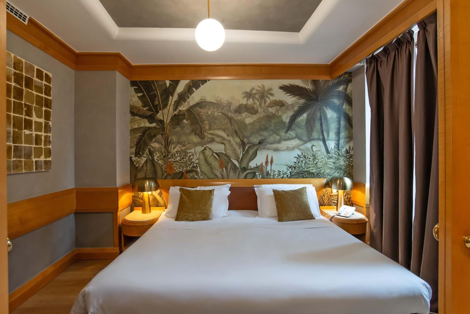 Hotel White