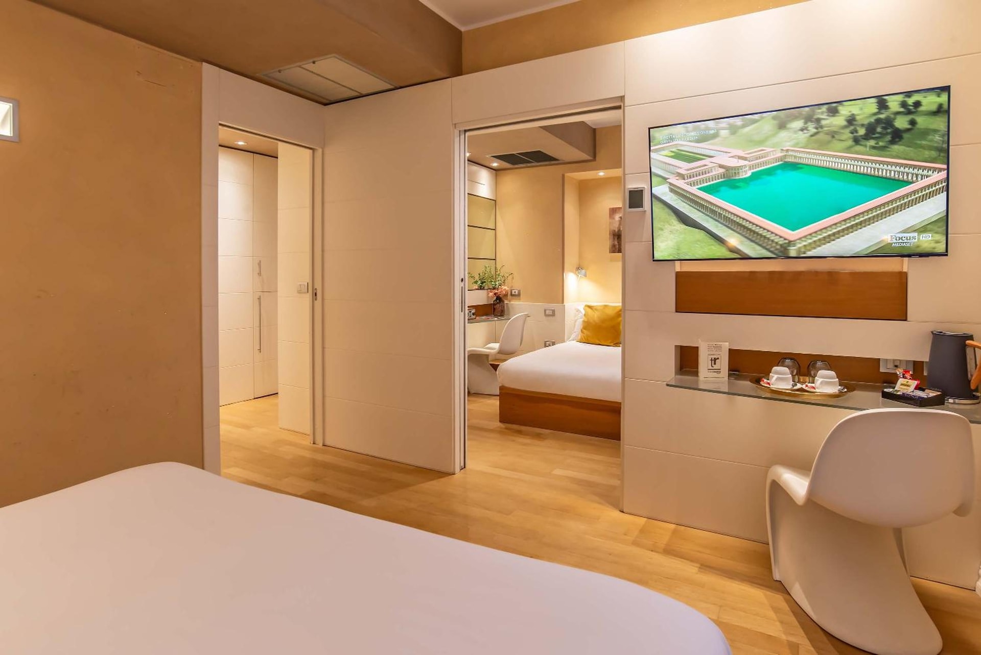 Hotel White