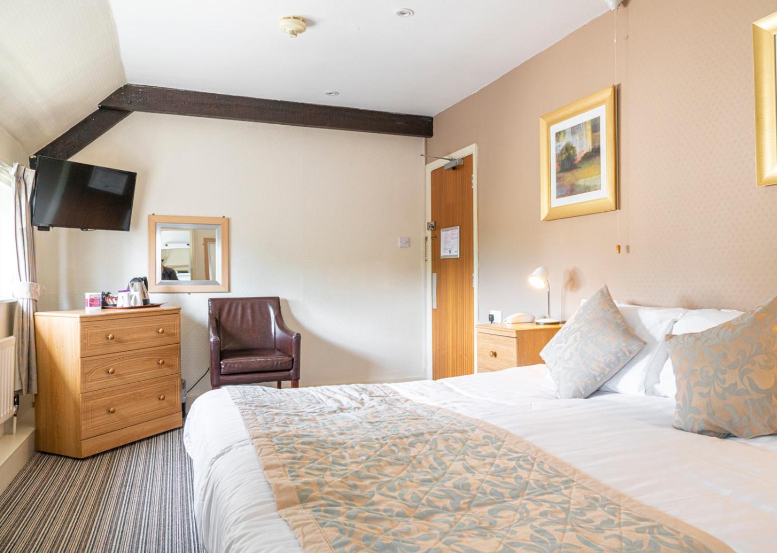 Pettifers Freehouse Hotel