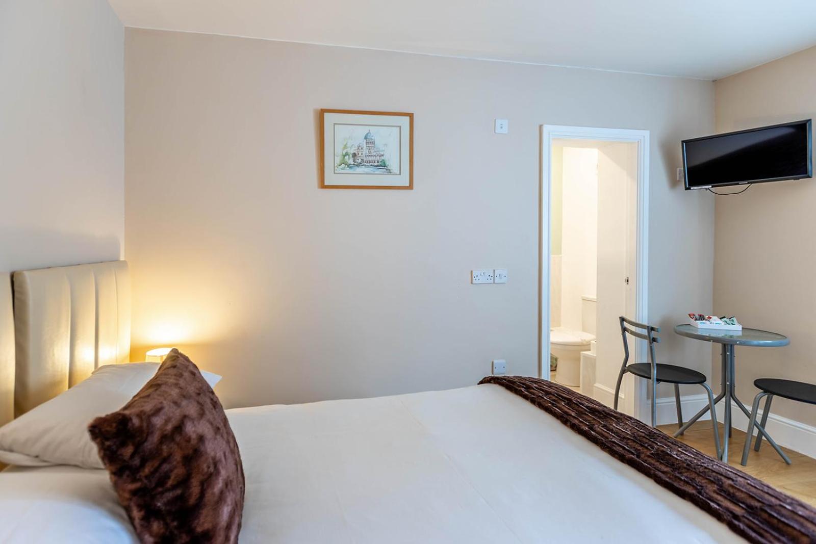 Roger Ground Guest House - with Onsite Car Parking