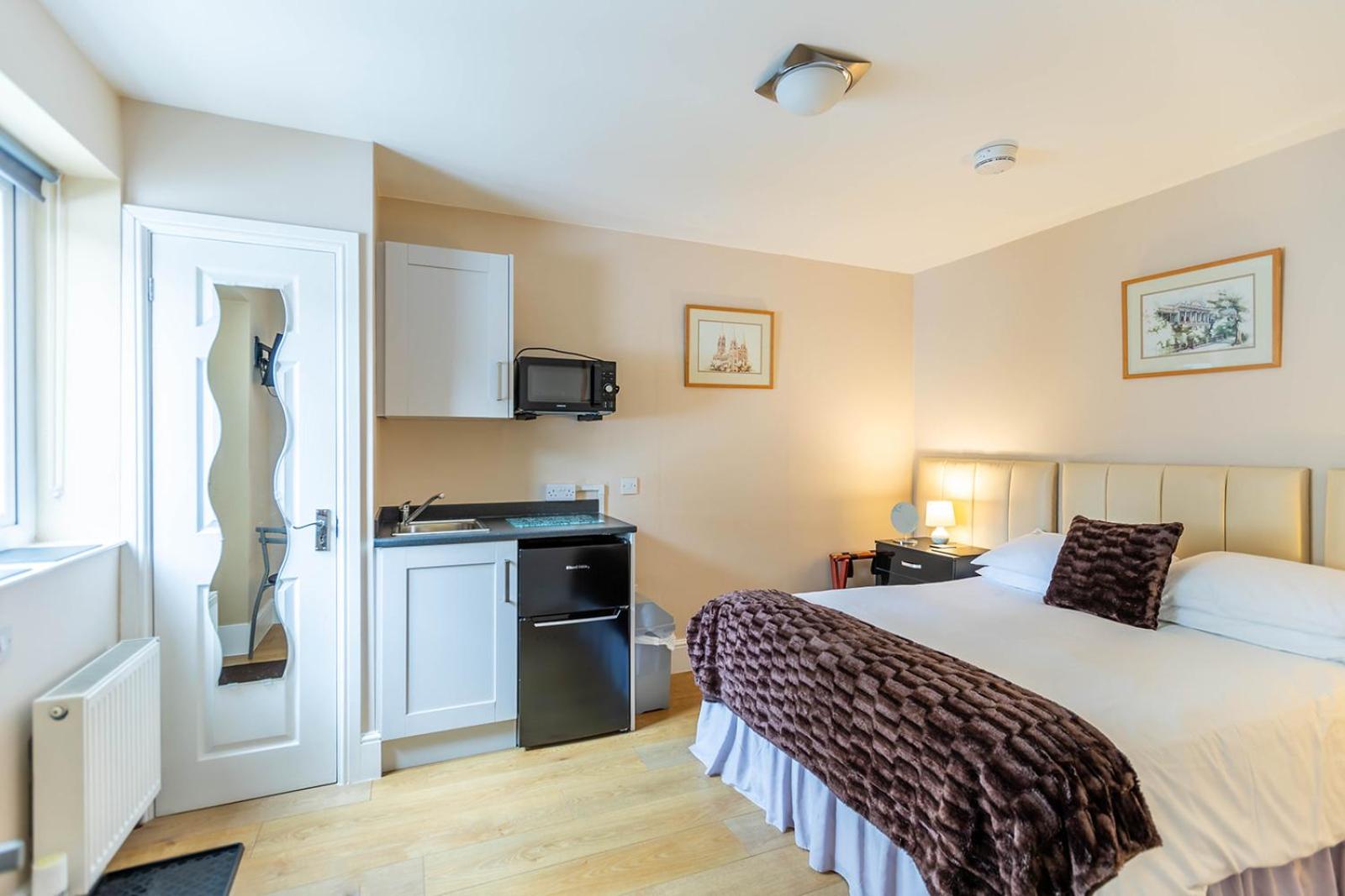 Roger Ground Guest House - with Onsite Car Parking