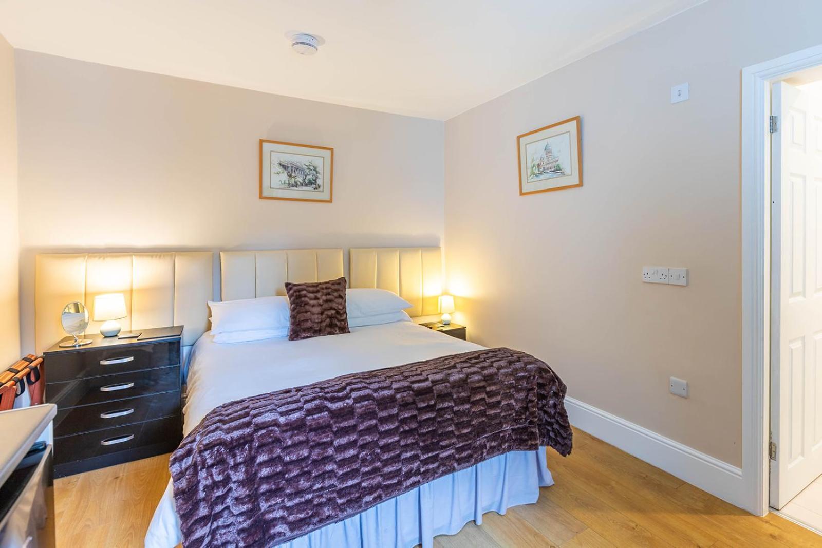 Roger Ground Guest House - with Onsite Car Parking