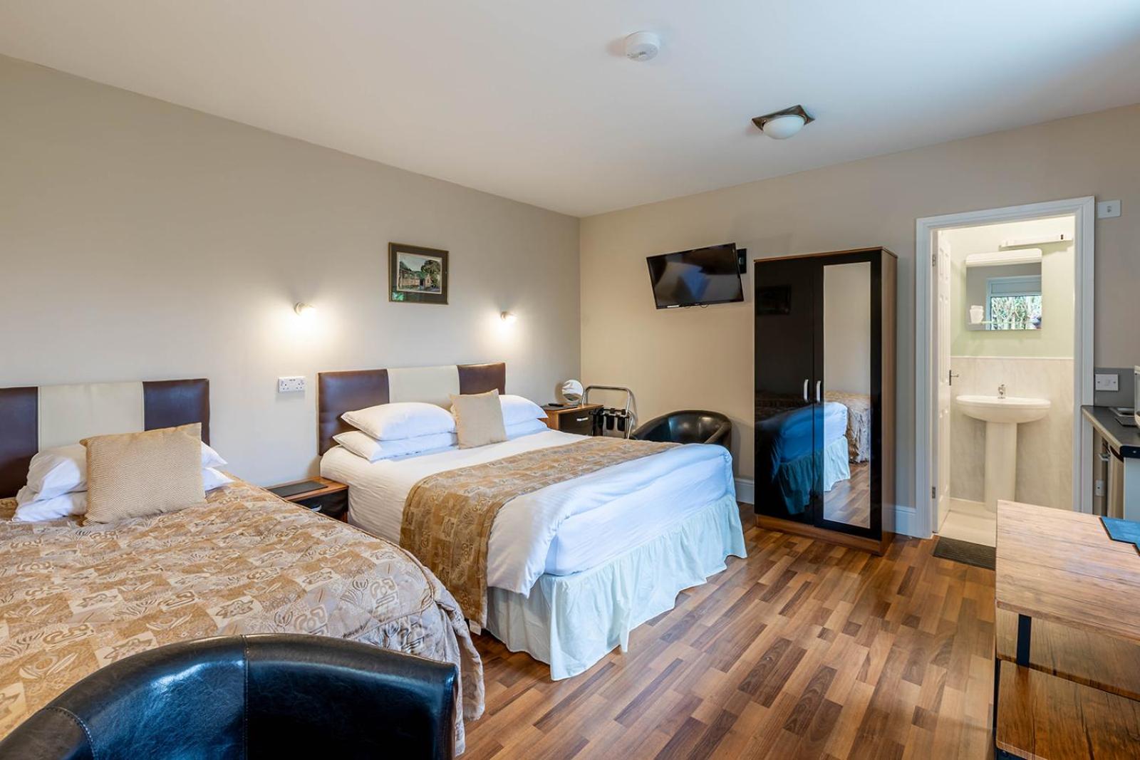 Roger Ground Guest House - with Onsite Car Parking