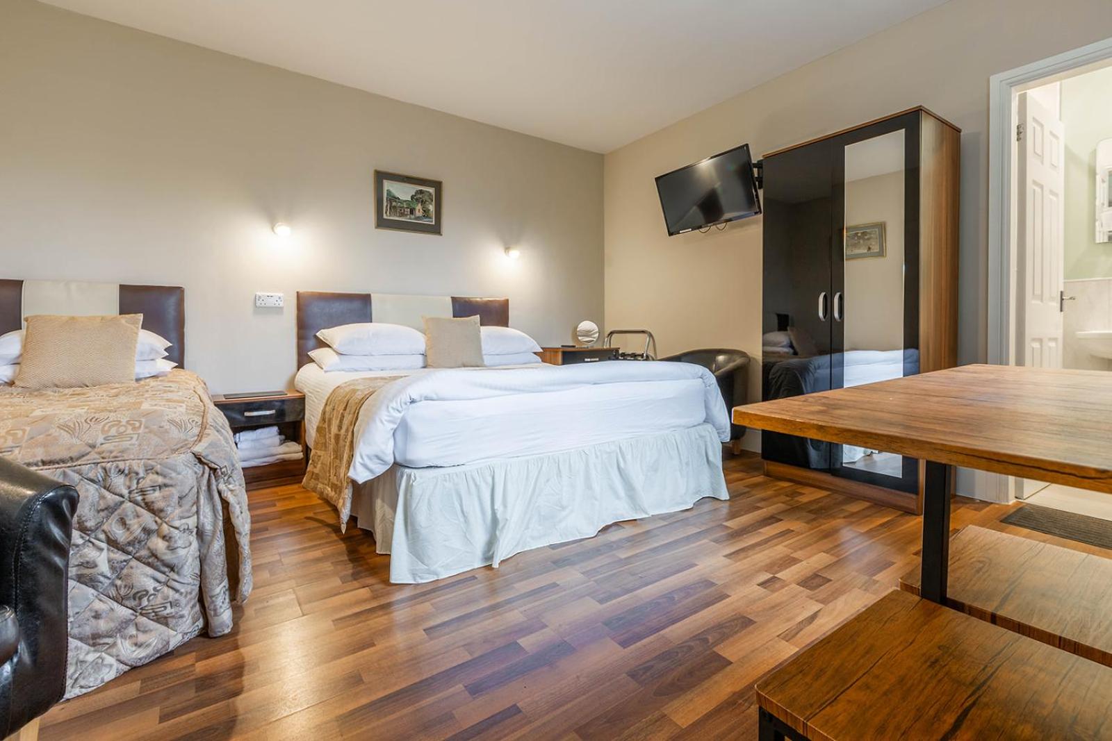 Roger Ground Guest House - with Onsite Car Parking