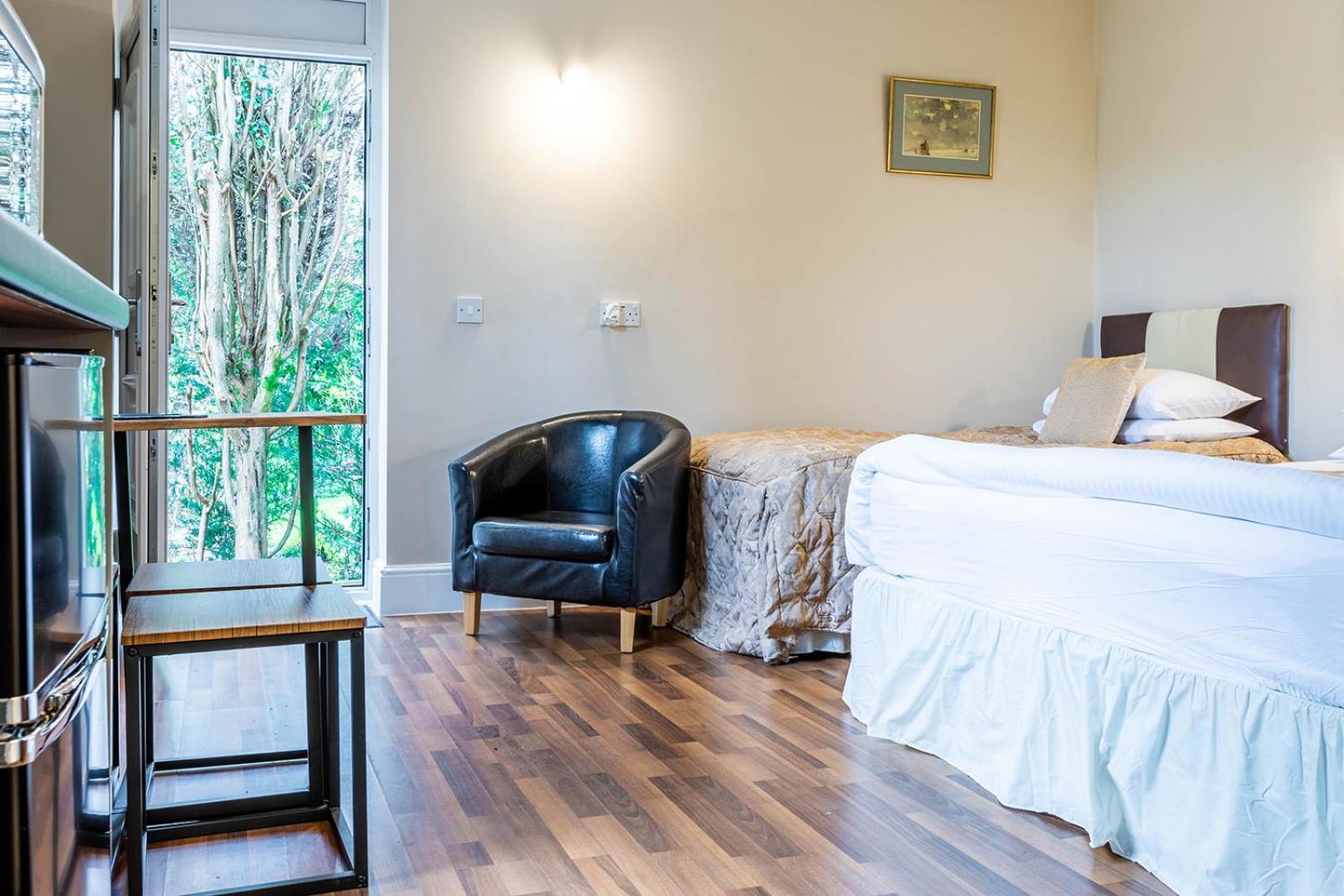 Roger Ground Guest House - with Onsite Car Parking