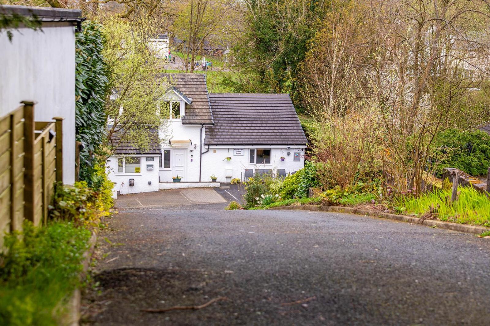 Roger Ground Guest House - with Onsite Car Parking