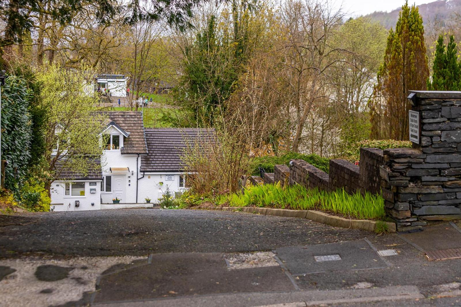 Roger Ground Guest House - with Onsite Car Parking