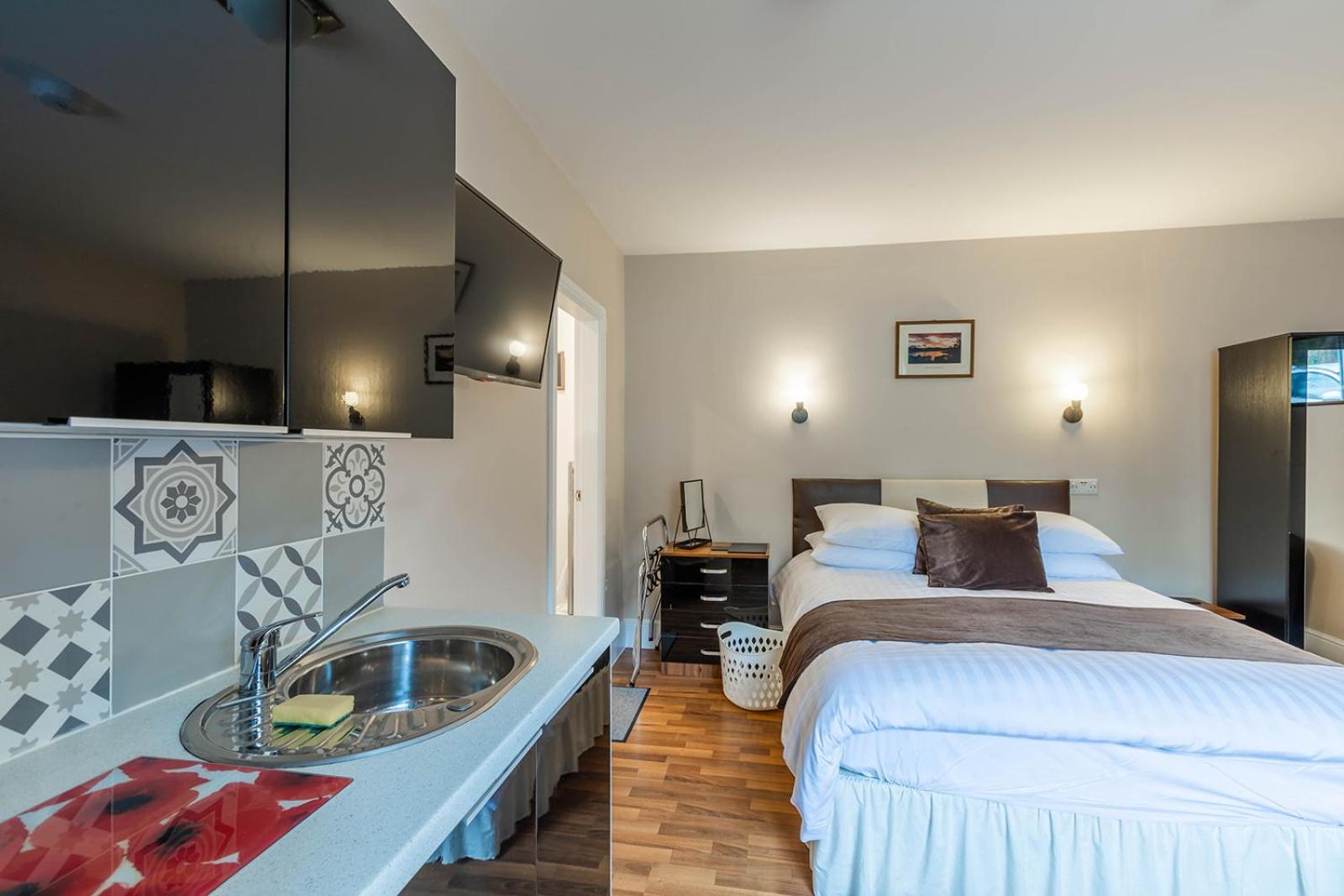 Roger Ground Guest House - with Onsite Car Parking