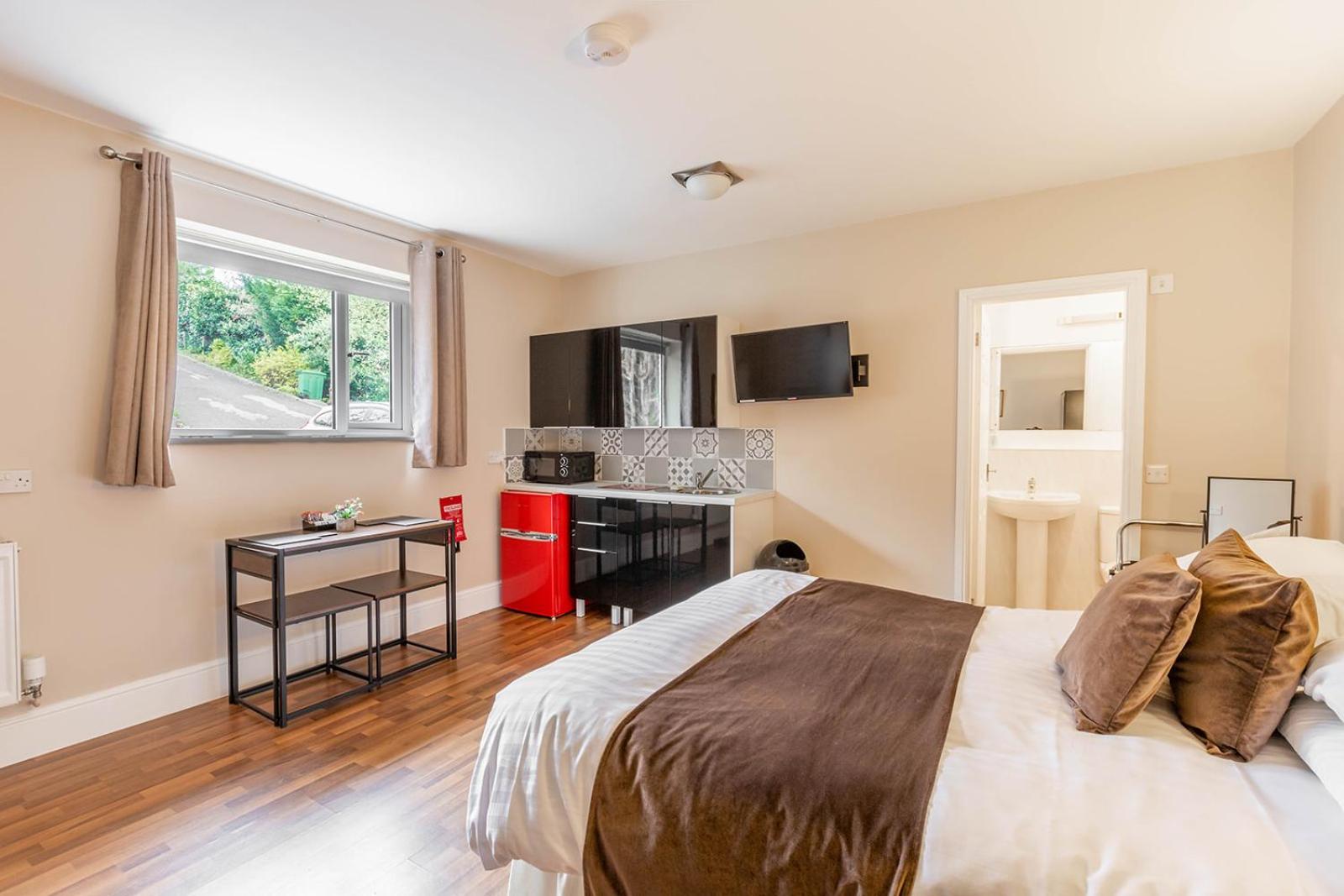 Roger Ground Guest House - with Onsite Car Parking
