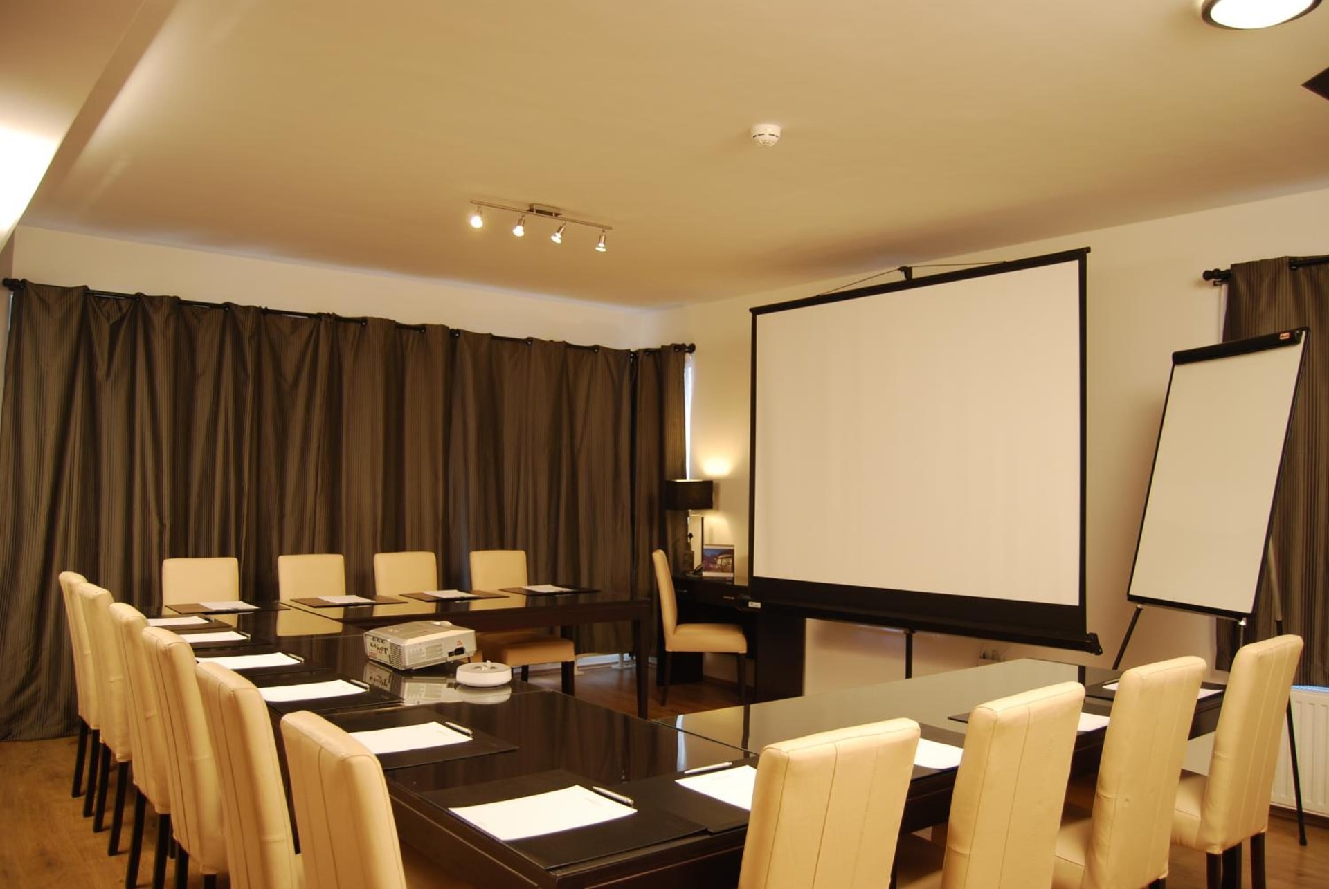 Escala Hotel & Suites