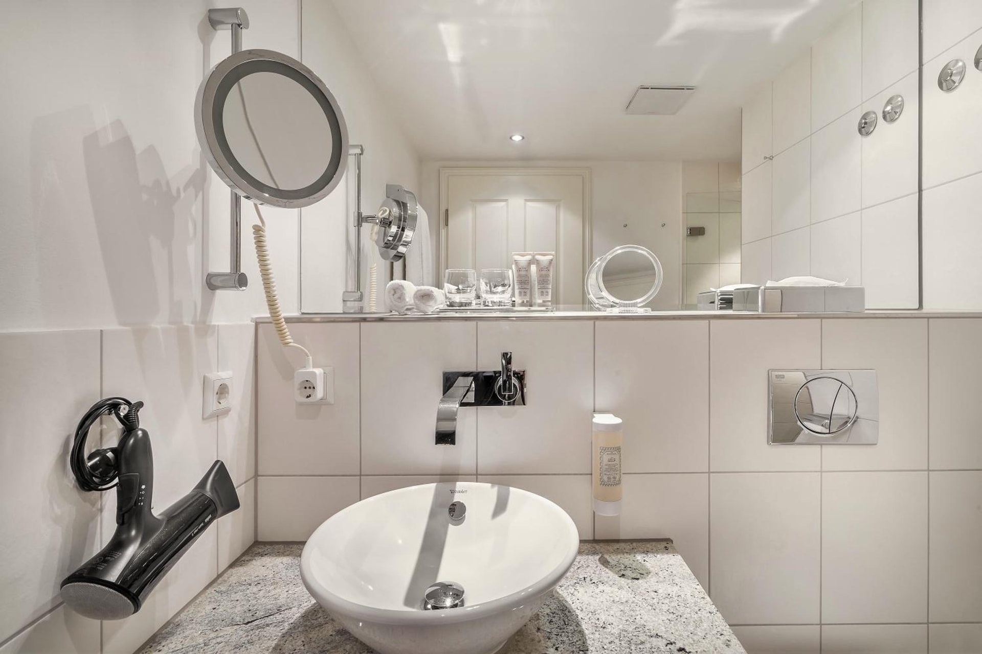 ADELANTE Boutique Hotel
