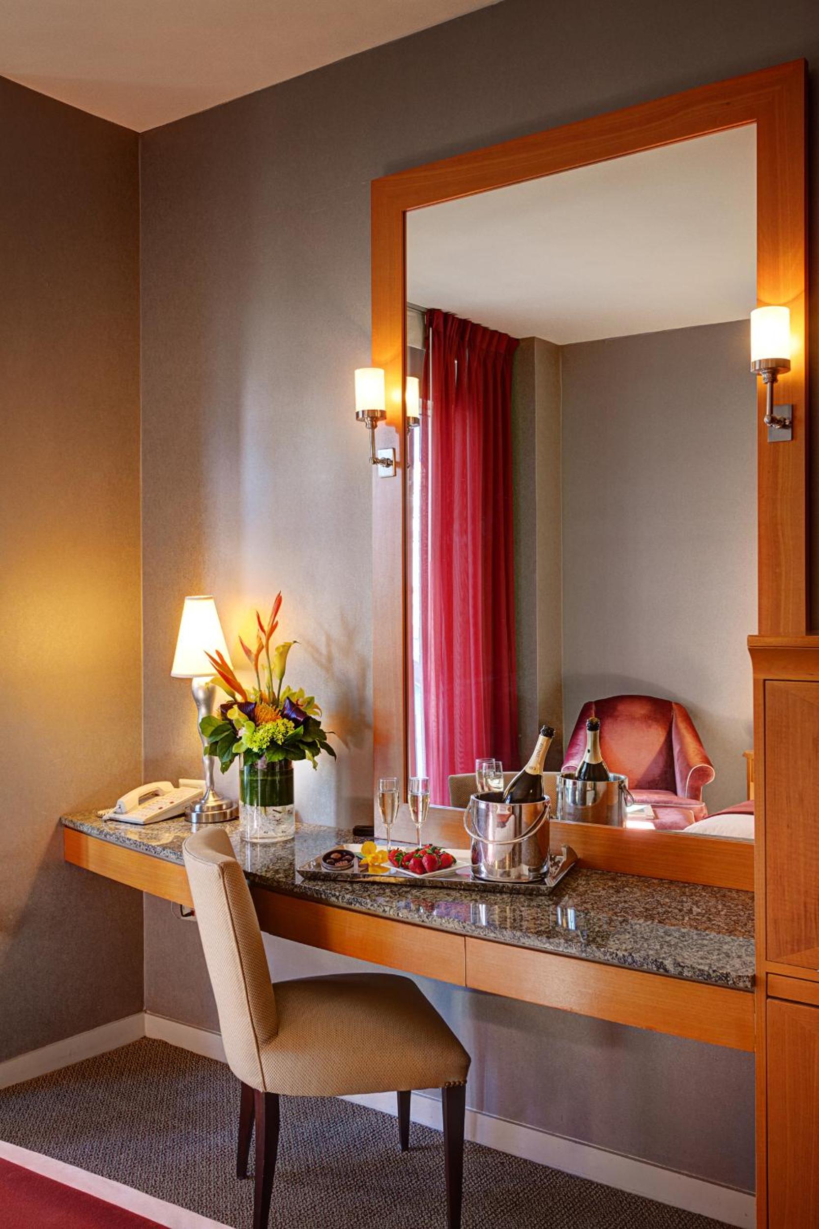 Hotel Giraffe by Library Hotel Collection