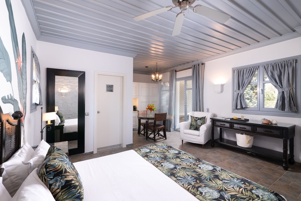 Porto Kea Suites