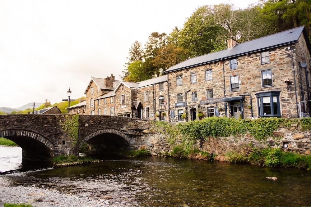Ty Afon, River House