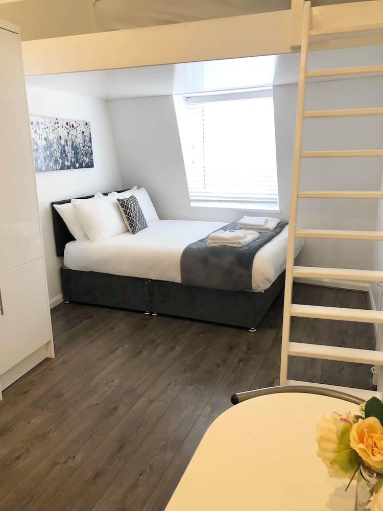 Fox House, Studio Apartments