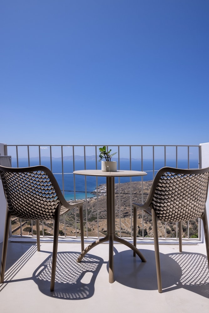 Living Theros Luxury Suites