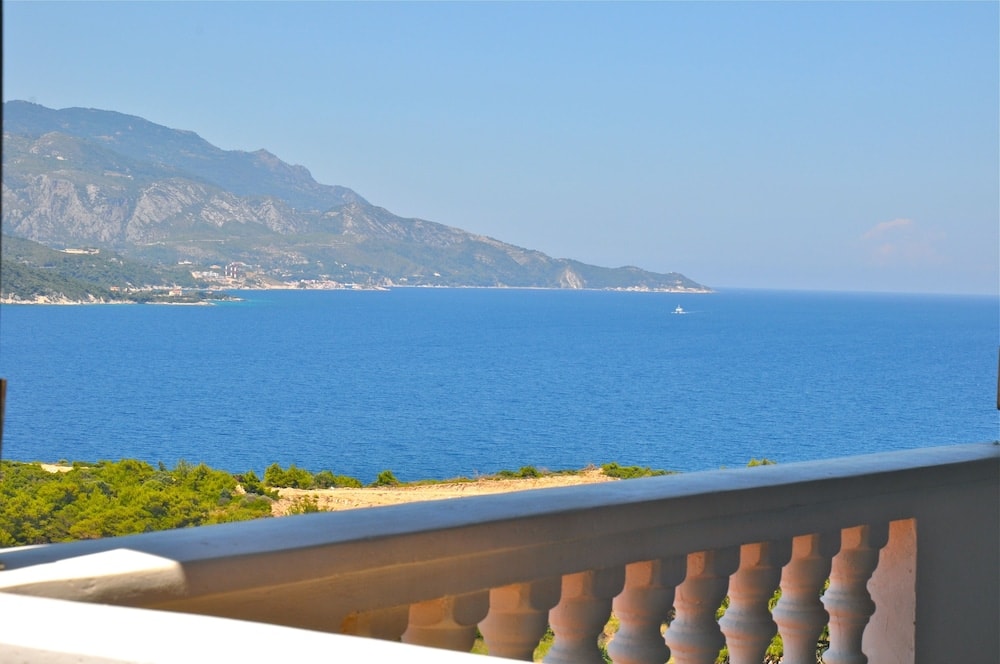 Ino Hotel & Suites