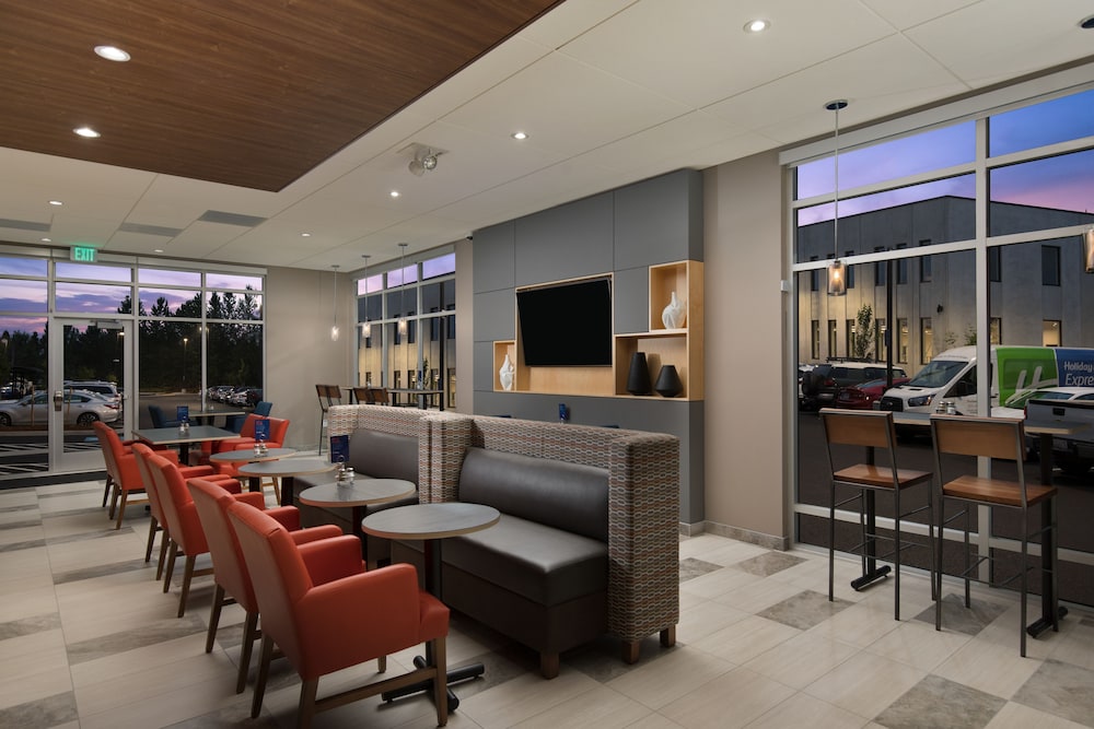 Holiday Inn Express & Suites Portland Airport - Cascade Stn by IHG