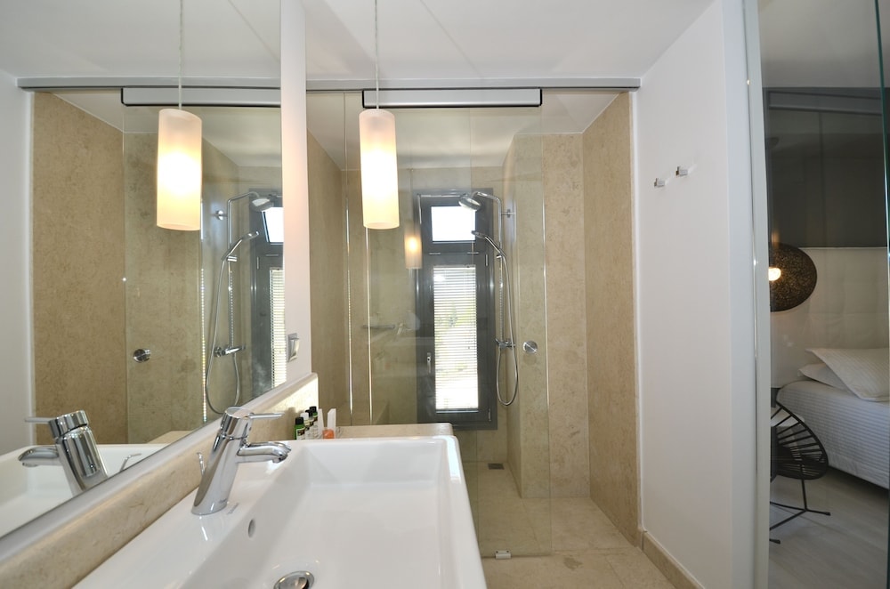 Ino Hotel & Suites