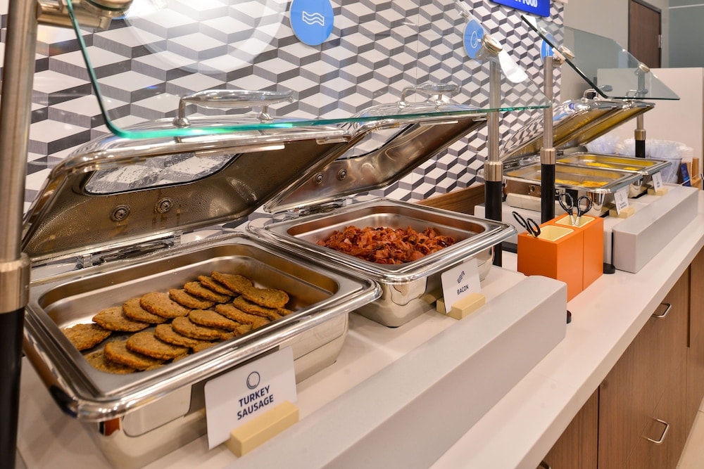 Holiday Inn Express & Suites Portland Airport - Cascade Stn by IHG