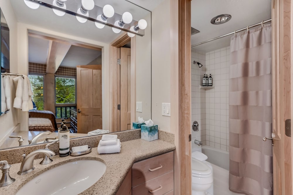 Laurelwood Condominiums