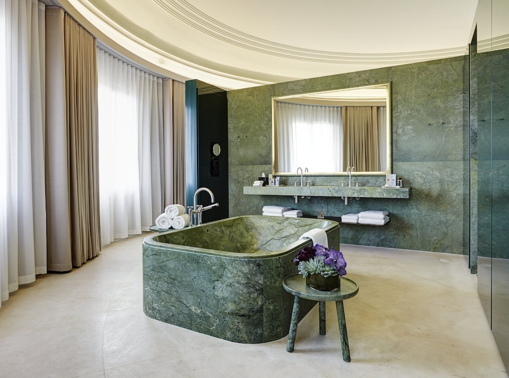 jacuzzi
