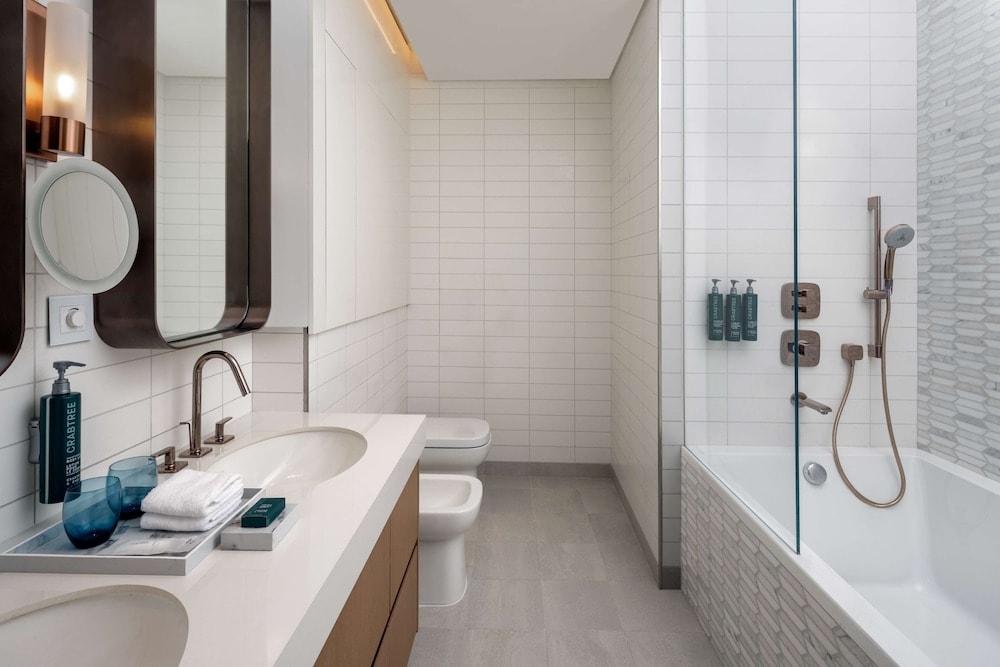 Hilton Dubai Creek Hotel & Residences